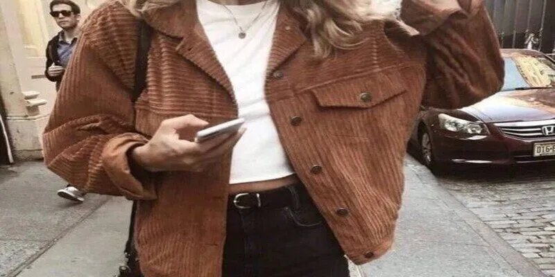 Hãy thử mặc áo khoác dài hoặc áo cardigan qua váy ngắn